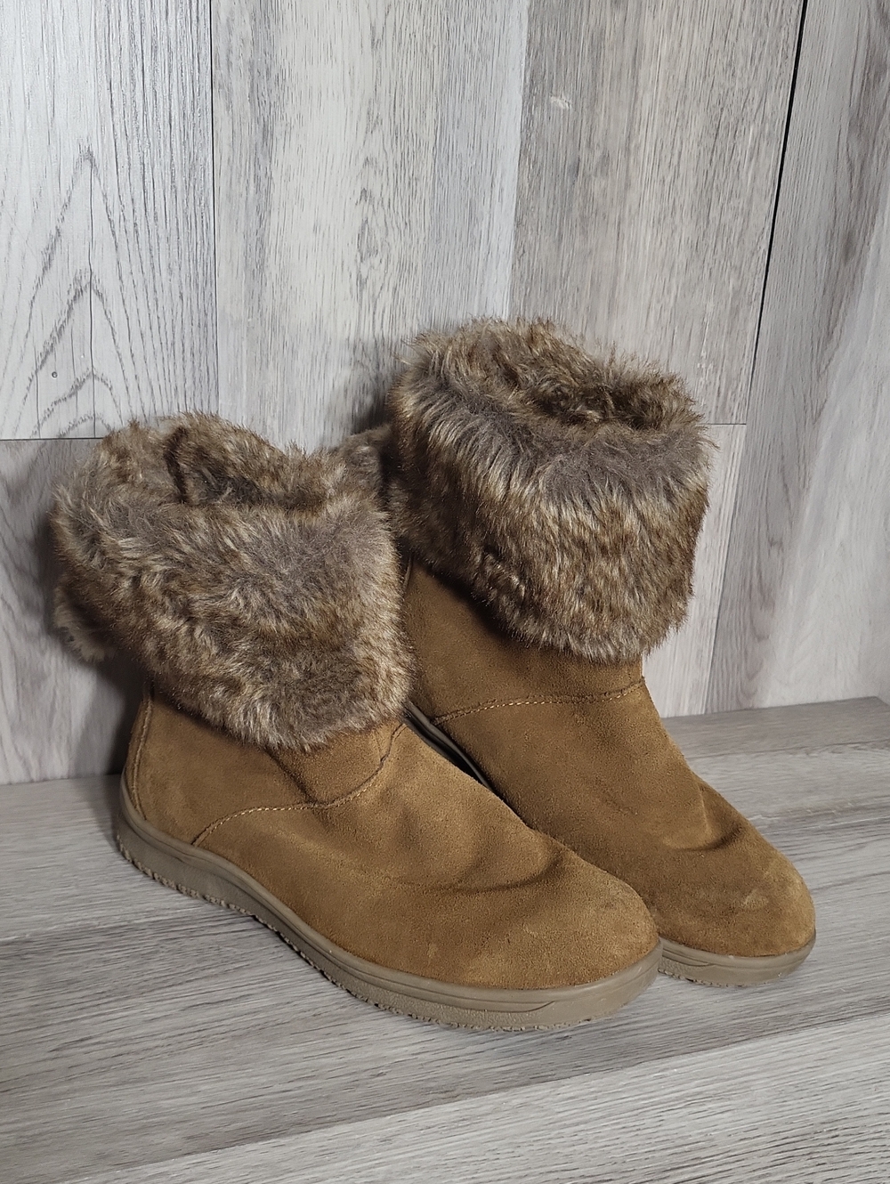 Minnetonka Womens 8 Tan Leather Ankle Boots Faux Fur Cuff Winter Cozy